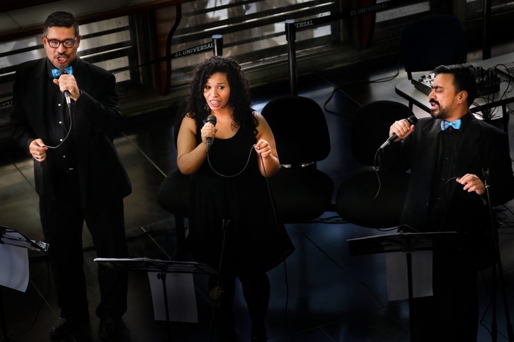 El trio musical "Retro a voces ensamble", integrado por Karilyn Talavera,Alexander Albarran y Luis Montesinos (Director), dieron un concierto de temas que fueron exitosos desde los años 30 a los 80, en el Patio Negro del diario El Universal a mediodia de hoy viernes 11 de Marzo. Fotografia: Oswer Diaz Mireles. Fecha: 11032016. Periodista: Ana Maria Hernandez.