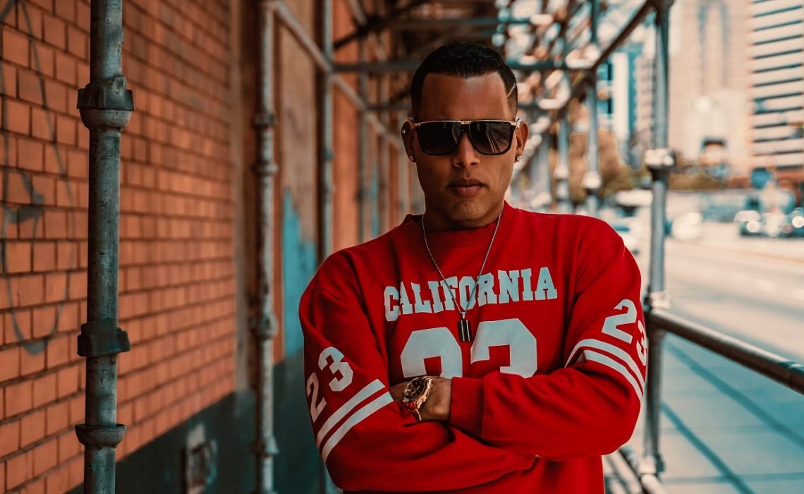 Ray El versátil lanzará su primer tema promocional “A la pared”