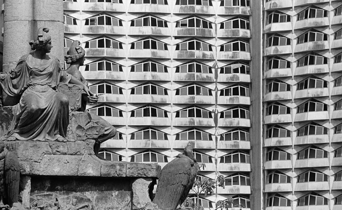 Caracas. A doble página de Ramón Paolini