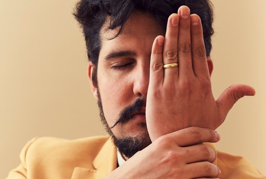 Tropical Man Go es el debut como cantautor del baterista de Viniloversu