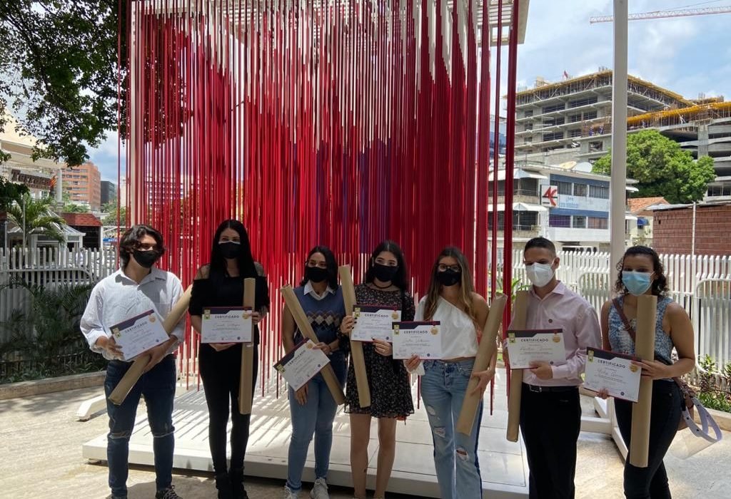 Embajada de Francia reconoce a los ganadores del concurso de afiches de José Gregorio Hernández
