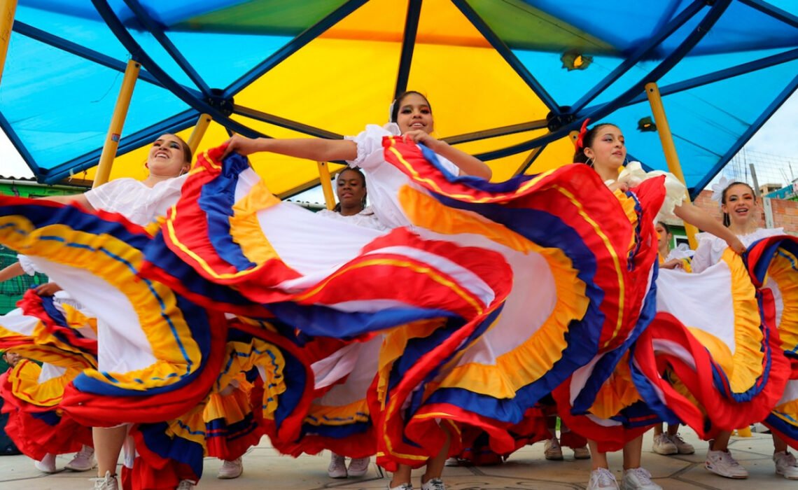 Toda Colombia Baila al Ritmo de la Cumbia: Celebración Apasionada en Bogotá y Barranquilla.