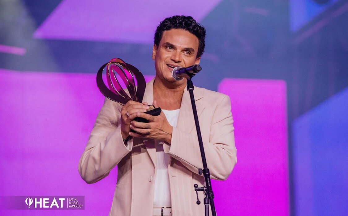 SILVESTRE DANGOND recibe el Premio a la Trayectoria Musical en la décima edición de los HEAT LATIN MUSIC AWARDS