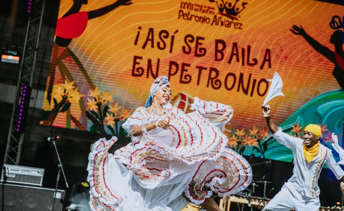 Con Petronio y desfile de comparsas, Bogotá cierra la celebración de su cumpleaños 486.