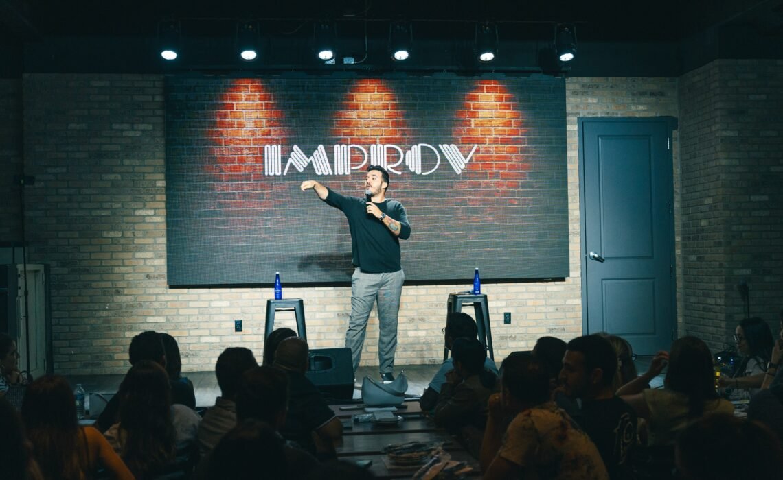 Jey Jey, El Mago del Stand-Up: innovador, creativo y magia en escena.