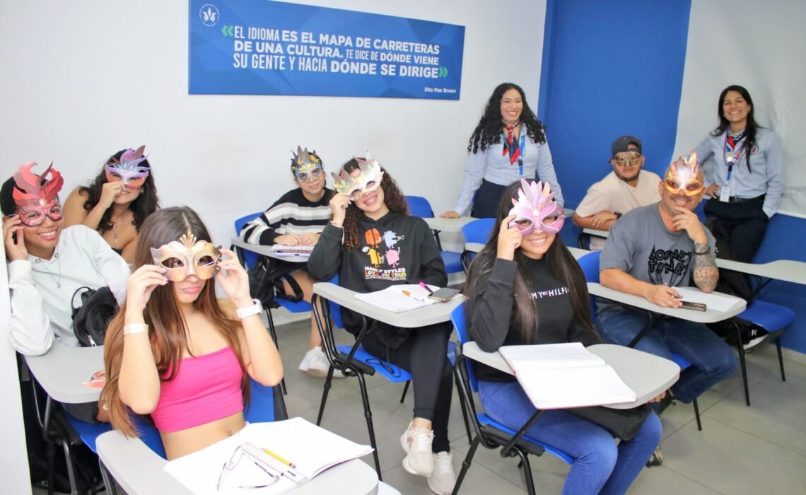 Cevamar celebra Mardi Gras en sus clases de inglés.