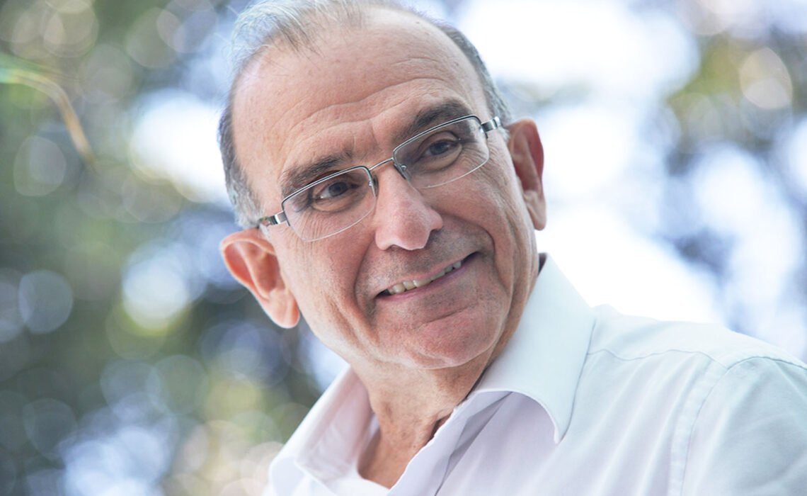 Humberto De La Calle presenta «Muertes y muertecitas» en La Cueva del Libro: una velada literaria sobre lo humano, lo efímero y lo inevitable.