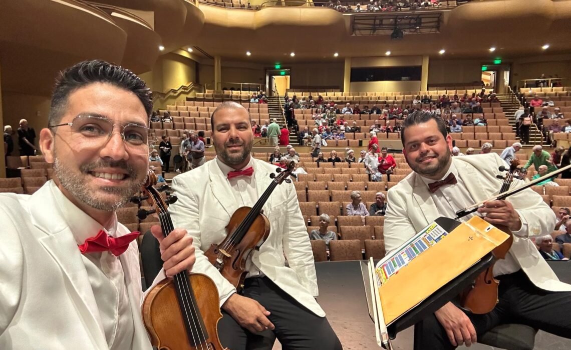 El violinista Daniel Herrera brilla con la Villages Philharmonic Orchestra.