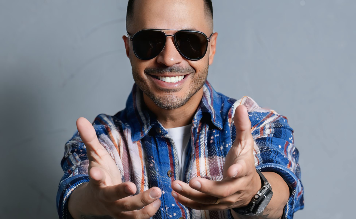 Xuxo vuelve a sus raíces musicales con “Casi te envidio”.