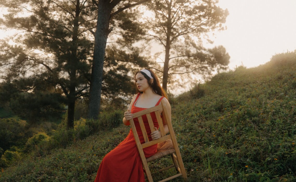 Ivana Loyola lanza “Acampas En Mi Mente”, su primer sencillo de indie pop latino que celebra la nostalgia desde el amor.