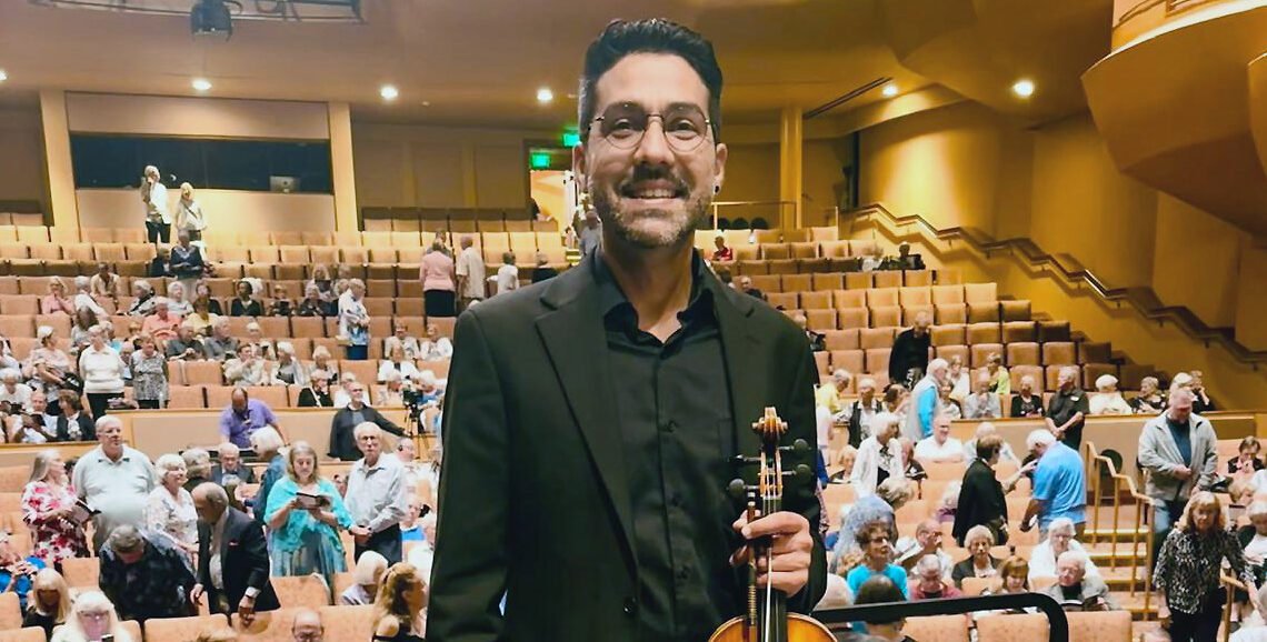 El violinista Daniel Herrera destaca como maestro en el concierto “El Sonido del Éxito”.
