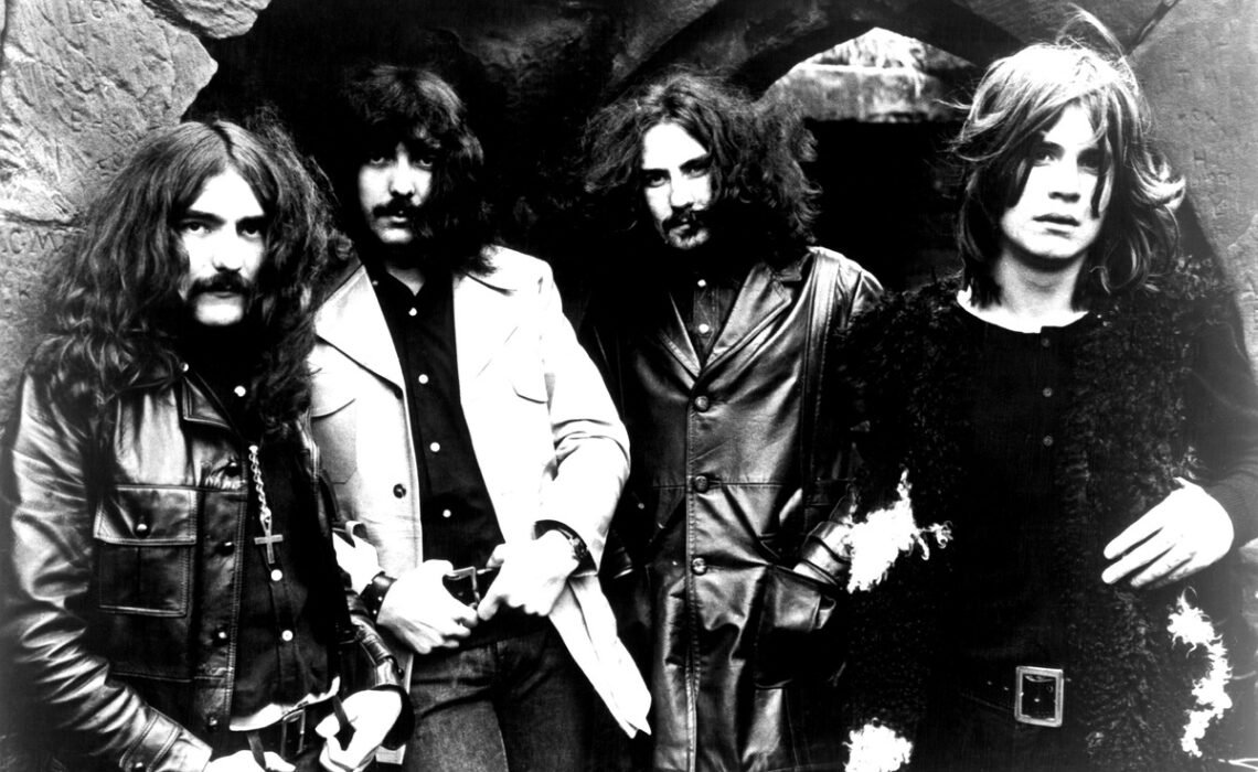 Disco Club rinde homenaje a Ozzy Osbourne  con Paranoid de Black Sabbath.