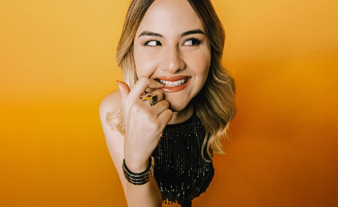 Del rock a la cumbia, la artista ecuatoriana  Mar Rendón  estrena su nueva canción  ‘Pero no tanto’’