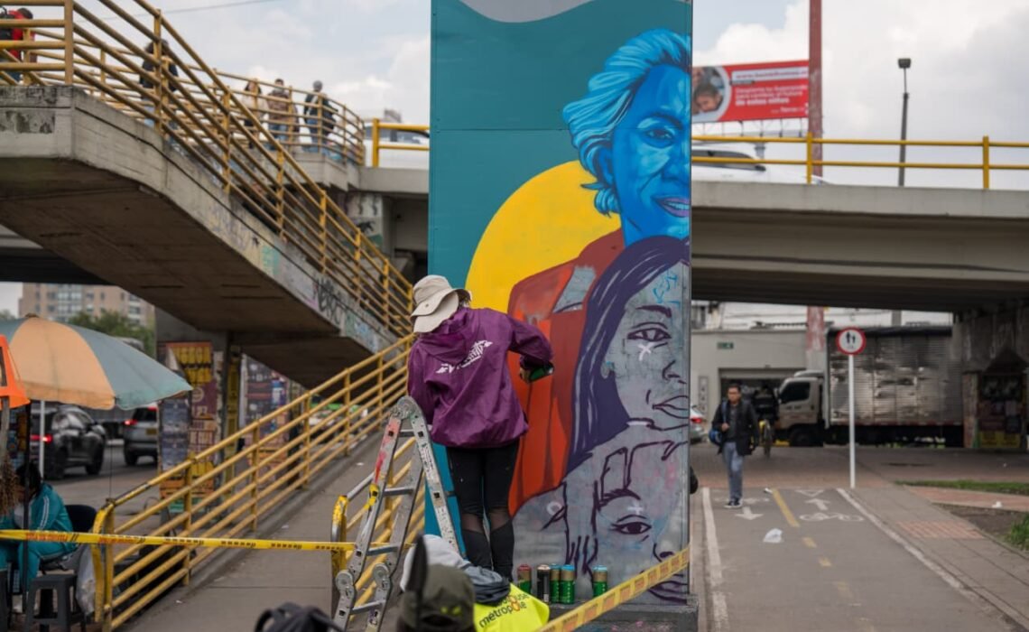 TransMilenio se convierte en una galería a cielo abierto: 41 muralistas llevarán su arte al Sistema en la Bienal BOG25