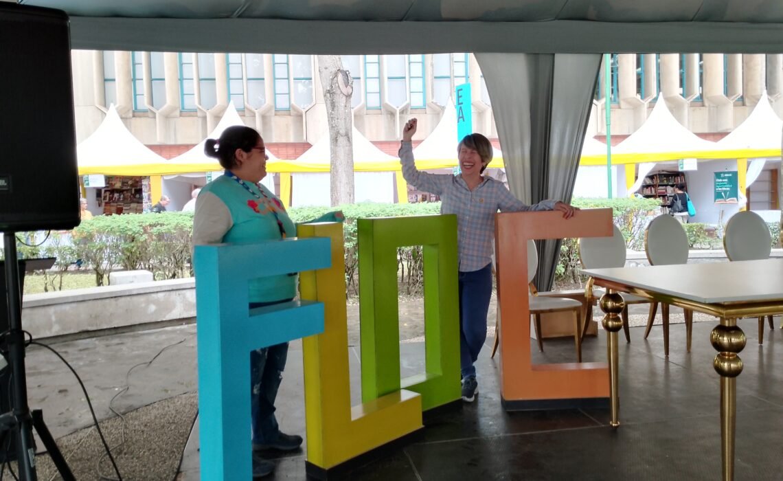 Videocuentos y adopción de gatos en un encuentro con niños de Fe y Alegría 