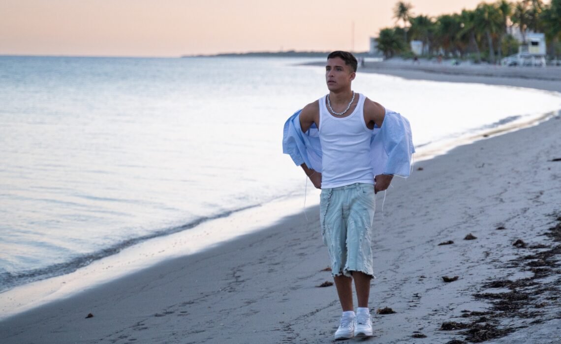 Aron Luix estrena “Pobla2”, ritmo, flow y vibra caribe.