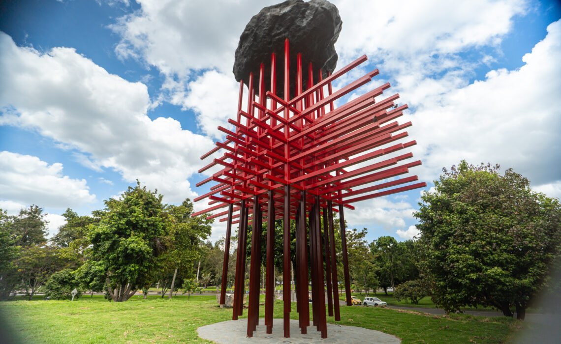 ‘Umbral’: el monumento que honra en Bogotá la memoria del personal de la salud fallecido en la pandemia.