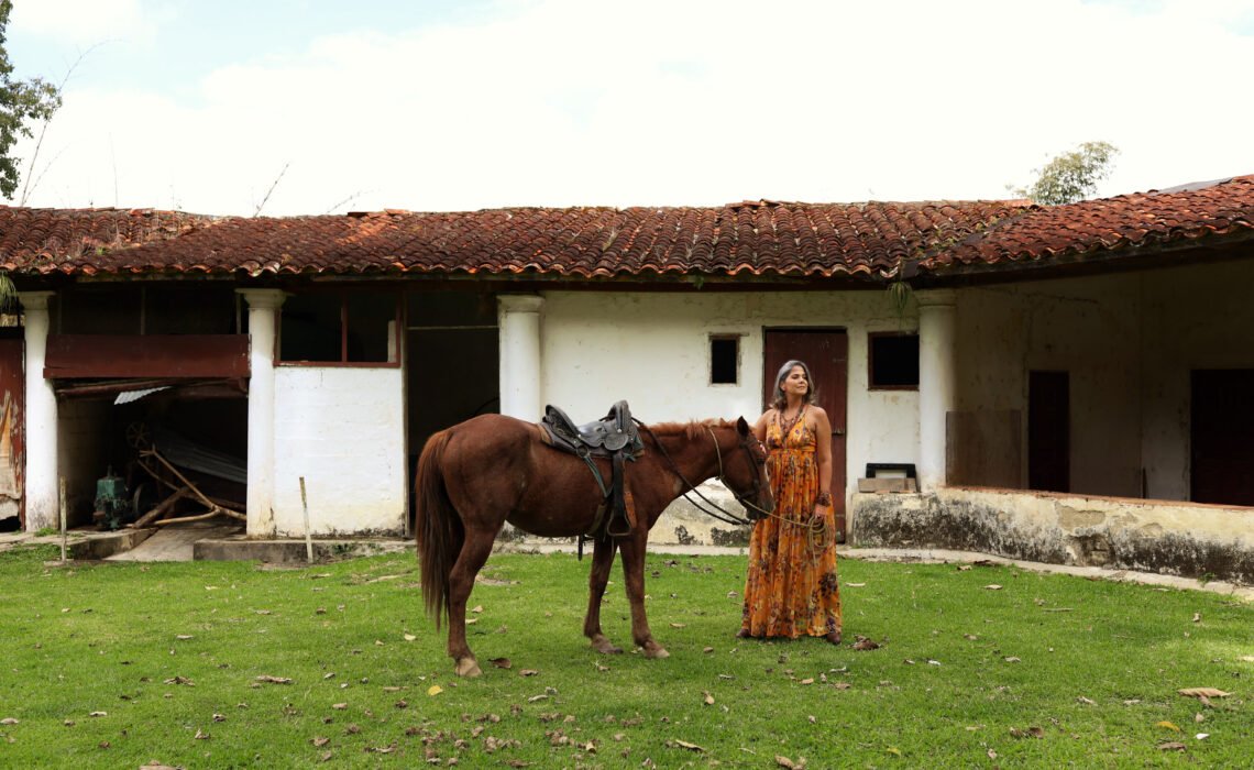 ANNAÉ TORREALBA rinde homenaje a su abuelo con “Recuerdos de Juan Vicente”.
