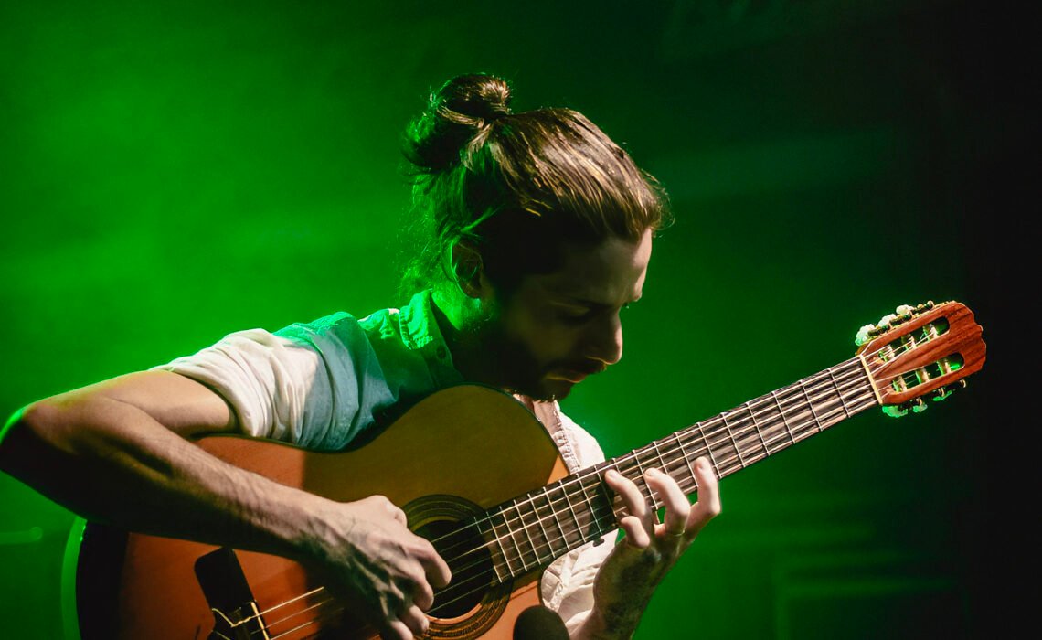 El guitarrista venezolano Rodrigo Zambrano  explora nuevas sonoridades en su nuevo disco “Pa’ guarachar” .