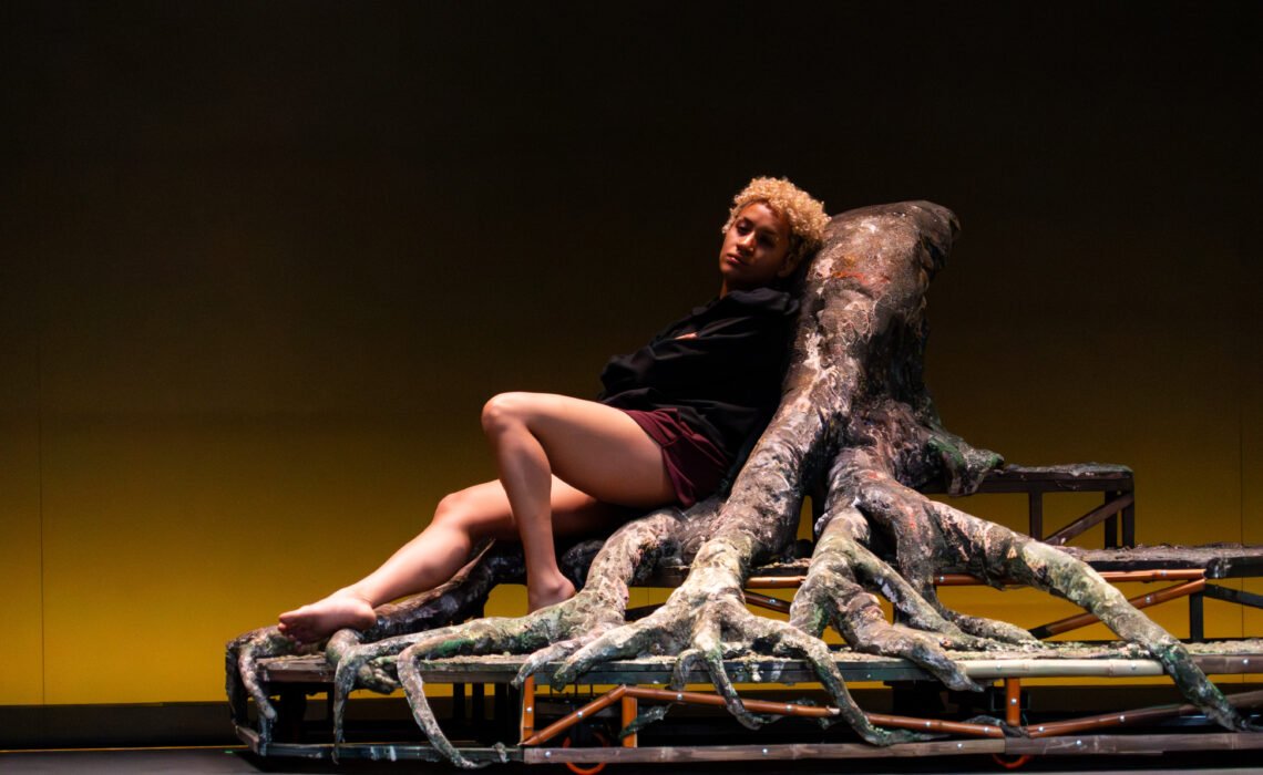 Aquí hay un pueblo: la obra de teatro que llega al FIAV y que abre el Año Delia en el Centro Nacional de las Artes