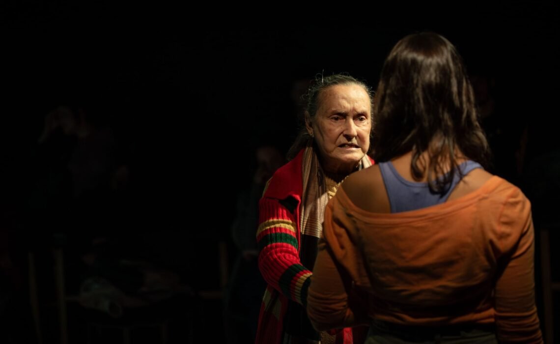 Jósbel Lobo se pregunta si es posible quitarle elegía al exilio en su pieza Sospechosos huidas.