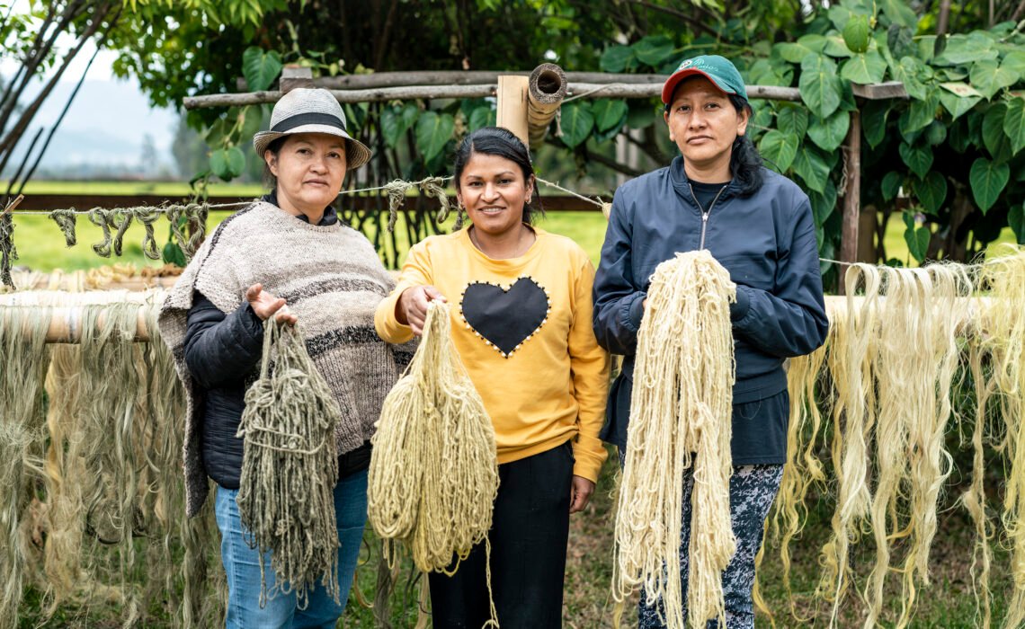 369 mujeres artesanas colombianas convierten la hoja de coca en economía circular