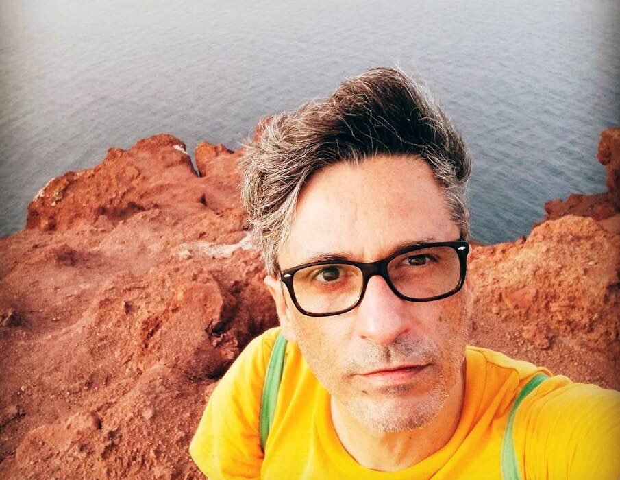 Desarraigo y soledad en la era digital: sobre la novela ‘Apartamentos Géminis’, de Julio Hardisson