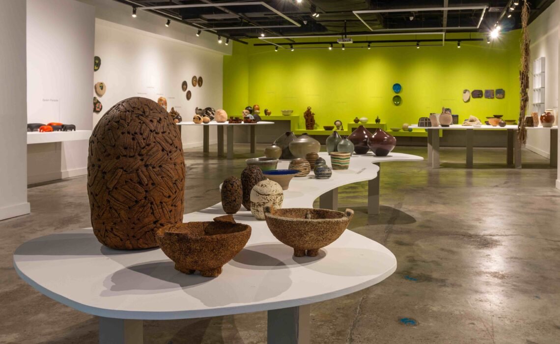 Visita guiada por la  exposición “Formas de un siglo inquieto” se realizará en Espacio Arte al Cubo.