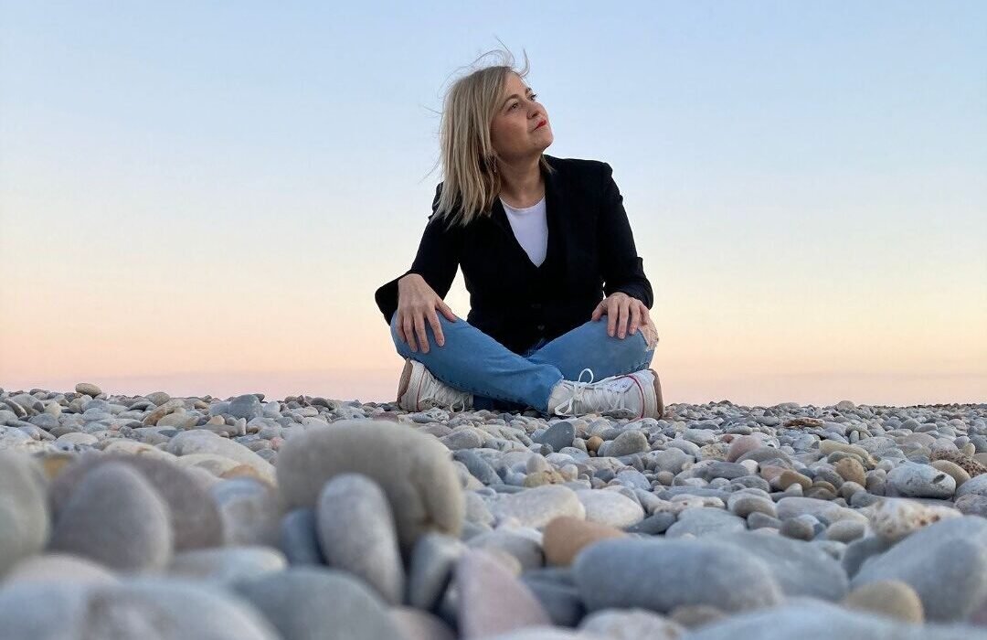 Entrevista con la escritora Laura Sebastiá: “El vacío nos está devorando como sociedad”.