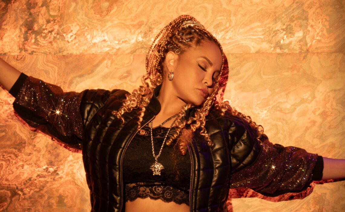 AMNELIZ APUESTA AL EMPODERAMIENTO FEMENINO CON “NA DE NA”, UN HIMNO PARA ENCENDER LAS DISCOTECAS.