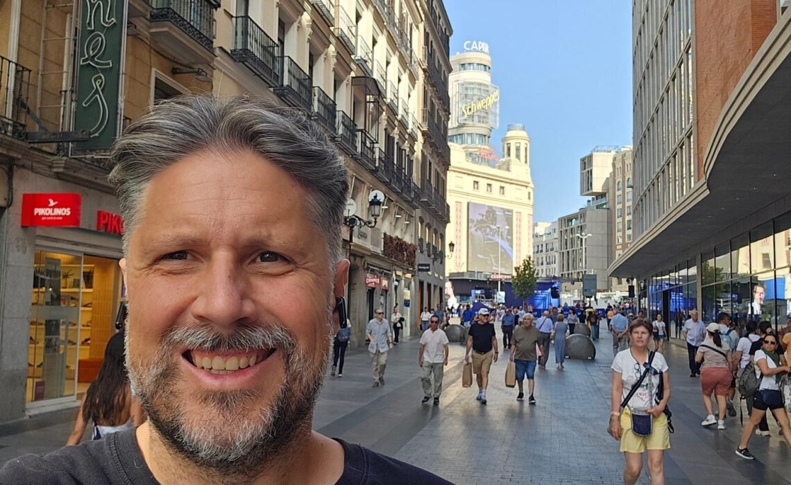 Entrevista al psicólogo y escritor Carlos Postigo.