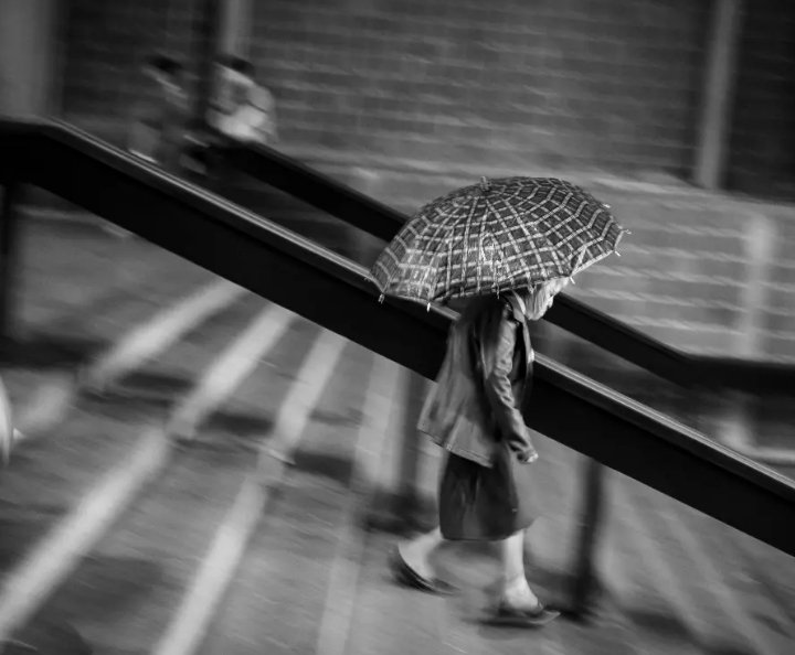 Alexander Longa y la fotografía de calle en Caracas: un nativo digital que convierte la ciudad en memoria