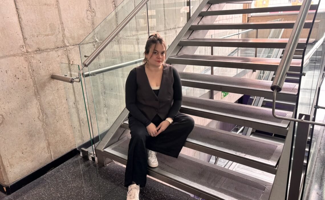 Entrevista a la psicóloga y escritora Laura París Mejía:  “Cuando una persona aprende a habitar su presente, recupera una parte muy importante de su capacidad para orientar su vida”